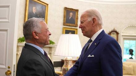 Joe Biden (r), Präsident der USA, begrüßt König Abdullah II. von Jordanien im Weißen Haus. 