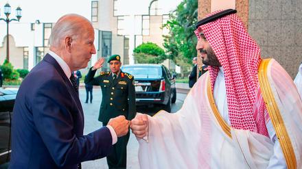 Mohammed bin Salman, Kronprinz von Saudi-Arabien, begrüßt Joe Biden, Präsident der USA, mit einem Faustgruß nach dessen Ankunft.