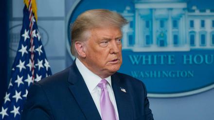 Donald Trump, Präsident der USA, schaut während einer Pressekonferenz im Weißen Haus zur Seite.