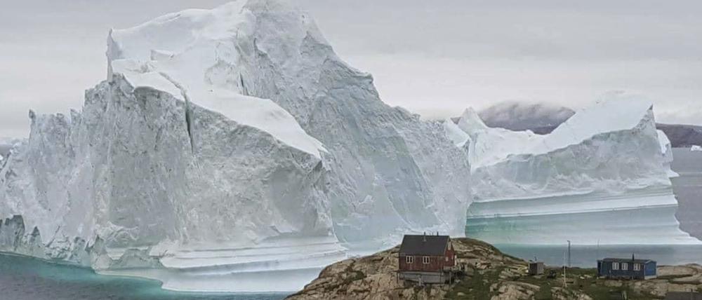 Ein Eisberg schwimmt vor der grönländischen Küste vorbei. 