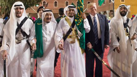 Auf einer Linie. Donald Trump (2. von rechts) weiß sich in vielen Fragen mit dem saudischen König Salman (2. von links) einig.
