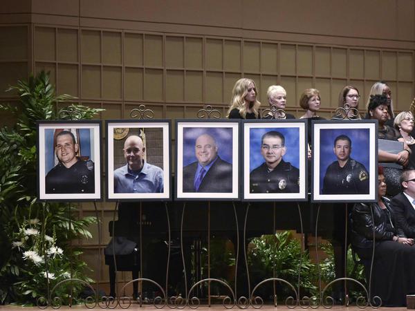 Fotos der fünf ermordeten Polizisten bei der Gedenkfeier in Dallas 