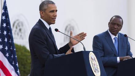 US-Präsident Barack Obama unterstützt in Kenia die Rechte Homosexueller, doch Gastgeber Präsident Uhuru Kenyatta (rechts) weist das als "kein Thema" zurück.  