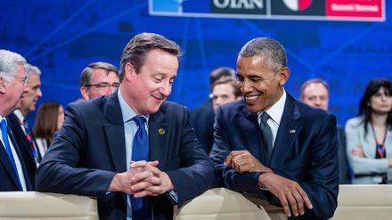 US-Präsident Barack Obama (r.) und Großbritanniens Noch-Premierminister David Cameron plaudern am Rande des Nato-Gipfels in Warschau.