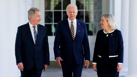 US-Präsident Joe Biden läuft mit den Regierenden von Finnland und Schweden zu einem Treffen. 
