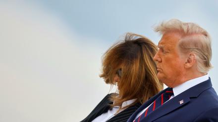 Donald Trump und seine Frau Melania, aufgenommen am 29.9. am Flughafen bei der Ankunft in Cleveland, wo Trump am ersten TV-Duell in diesem Präsidentschaftswahlkampf teilgenommen hat.