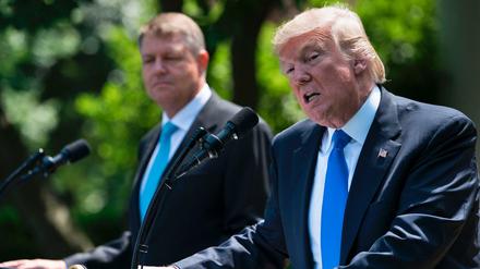 US-Präsident Donald Trump neben dem rumänischen Staatschef Iohannis im Garten des Weißen Hauses.