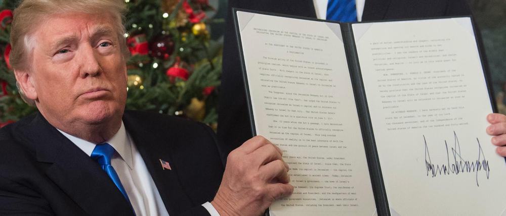 US-Präsident Donald Trump präsentiert im Weißen Haus in Washington das unterzeichnete Memorandum zur Jerusalem-Entscheidung.