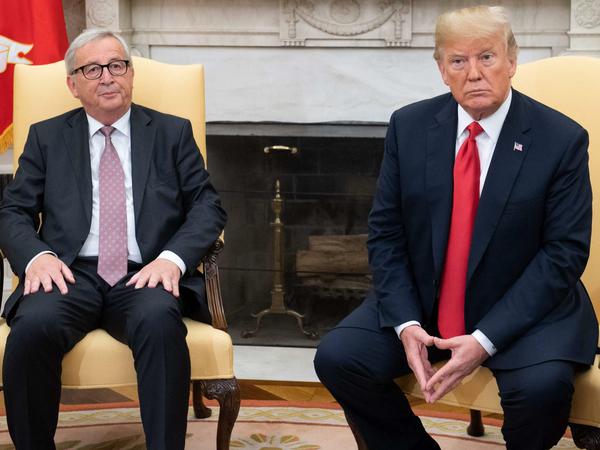 Zurückhaltender Empfang: US-Präsident Donald Trump begrüßt EU-Kommissionspräsident Jean-Claude Juncker im Weißen Haus.