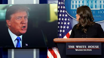 Videobotschaft des US-Präsidenten bei einer Pressekonferenz mit Sprecherin Sarah Huckabee Sanders.