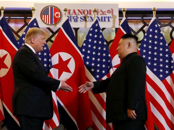 Trump und Kim begrüßten sich mit langem Handschlag