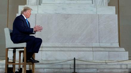 US-Präsident Donald Trump beantwortet am Lincoln Memorial Fragen bei Fox News. 