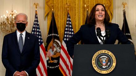US-Präsident Joe Biden hört Vize-Präsidentin Kamala Harris zu.