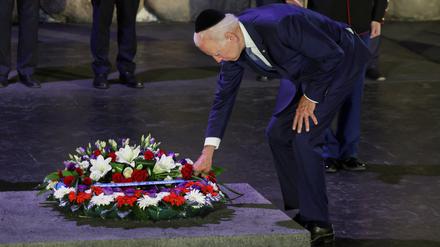 US-Präsident Joe Biden legt auf seiner Nahost-Reise einen Kranz an der Holocaust-Gedenkstätte Yad Vashem in Jerusalem nieder.