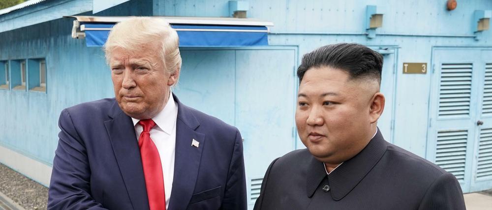 US-Präsident Donald Trump (links) beim Handschlag mit dem nordkoreanischen Machthaber Kim Jong Un an der Demarkationslinie.