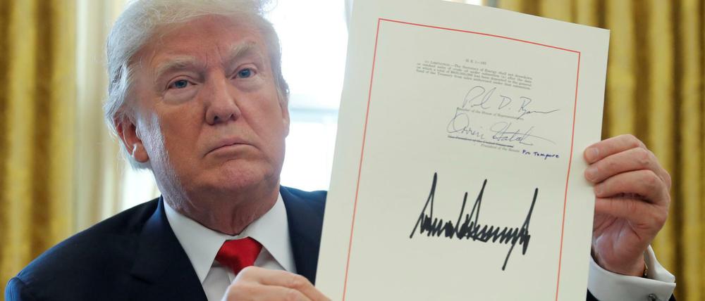 US-Präsident Donald Trump hat ganz offensichtlich das neue Gesetz zur Steuerreform unterzeichnet.