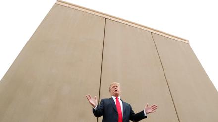 Inspektion. Donald Trump besuchte die Mauerteile am Dienstag.