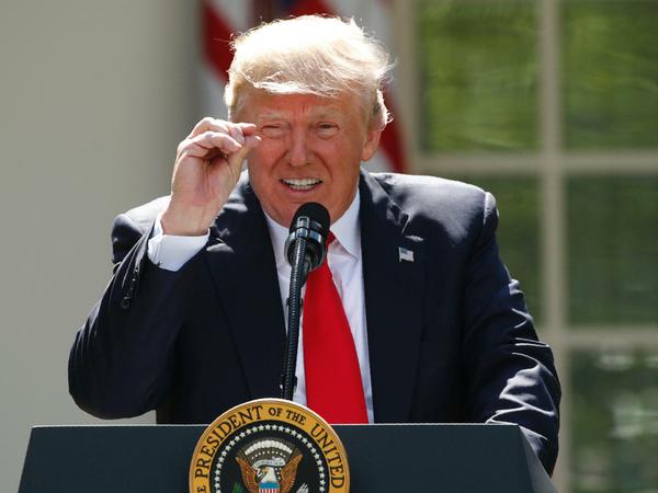 So wenig. Trump macht eine Fingerbewegung, als er auf die Klimaerwärmung zu sprechen kommt.