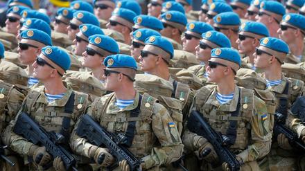 Ukrainische Soldaten in Kiew: Die US-Regierung plant offenbar Waffenlieferungen an die Ukraine. Foto: Efrem Lukatsky/AP/dpa +++(c) dpa - Bildfunk+++