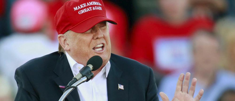 Der republikanische US-Präsidentschaftskandidat Donald Trump spricht bei einer Wahlkampfkundgebung in Madison, Alabama. 