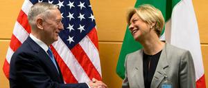 Der neue US-Verteidigungsminister Jim Mattis (l) mit seiner italienischen Amtskollegin Roberta Pinotti. 
