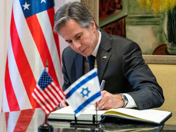 US-Außenminister Antony Blinken unterzeichnet ein Gästebuch während seiner Reise nach Israel.