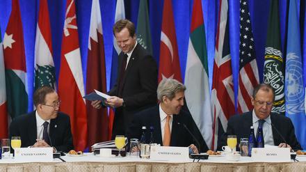 Der UN-Sicherheitsrat sollte sich am Freitagabend mit der Syrien-Krise befassen. Zuvor versuchten sich die Außenminister der USA, John Kerry (mitte) und Russlands, Sergej Lawrow (rechts) auf eine gemeinsame Position zu einigen. UN-Generalsekretär Ban Ki Moon führte ebenfalls den ganzen Tag Gespräche. 