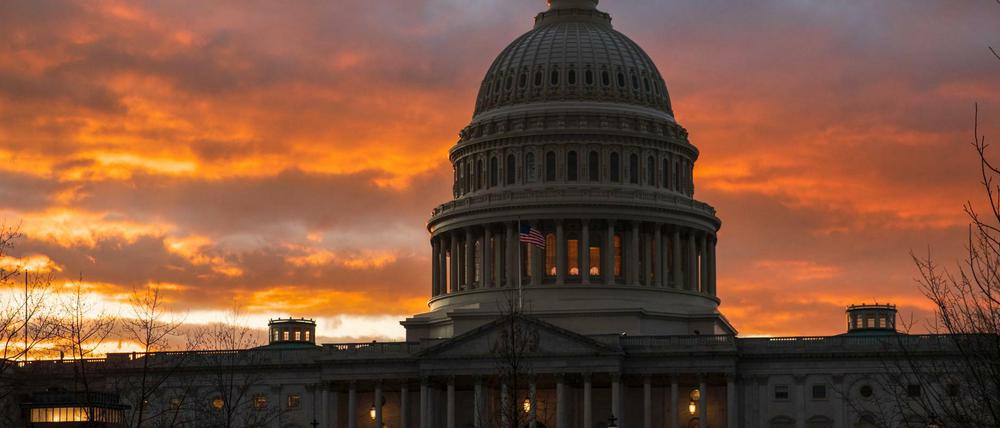 Das Kapitol in Washington bei Sonnenuntergang.