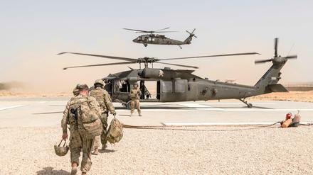 US-Soldaten machen sich in Kundus zum Abflug in einem Hubschrauber bereit.