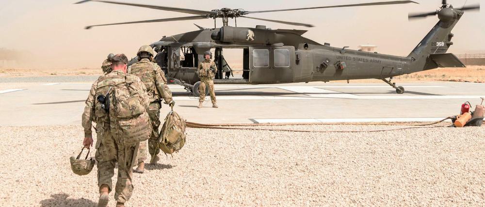US-Soldaten machen sich in Kundus zum Abflug in einem Hubschrauber bereit.