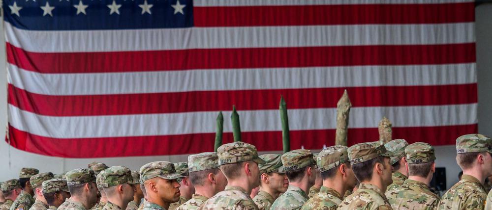 US-Soldaten stehen während einer militärischen Zeremonie in den Storck-Barracks vor einer Flagge der Vereinigten Staaten von Amerika.