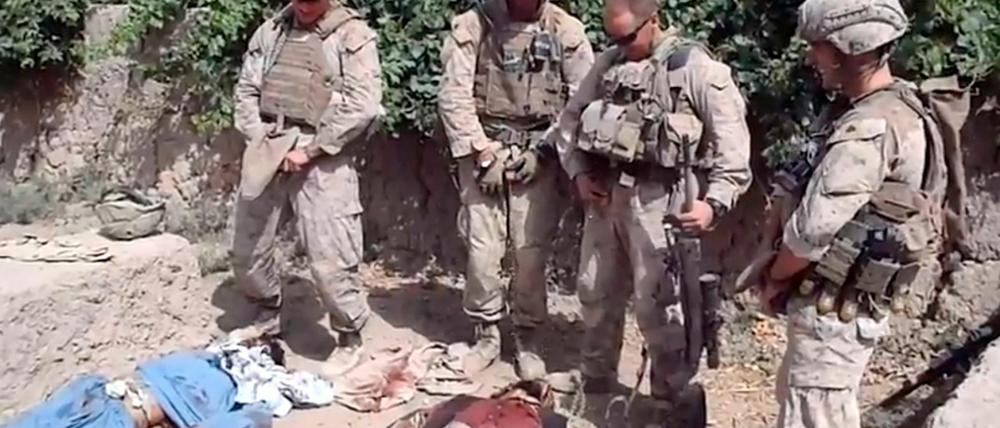 Januar 2012: Bilder eines Skandalvideos zeigen US-Solaten, die auf getötete Taliban-Kämpfer urinieren sollen.
