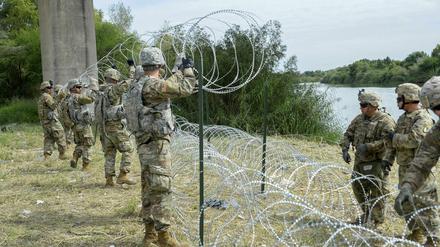 US-Soldaten legen Stacheldraht entlang der amerikanisch-mexikanischen Grenze.