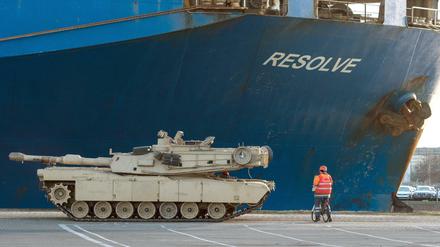 Das erste von drei US-Transportschiffen mit Panzern und anderem militärischen Gerät wurde am Freitag in Bremerhaven entladen. 