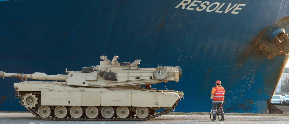 Das erste von drei US-Transportschiffen mit Panzern und anderem militärischen Gerät wurde am Freitag in Bremerhaven entladen. 
