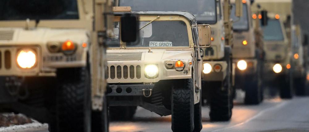 US-Militärfahrzeuge fahren auf der Straße eines Truppenübungsplatzes