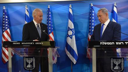 Man kennt sich schon lange. Aber als innig wird kaum einer das Verhältnis zwischen Biden und Netanjahu (r.) bezeichnen