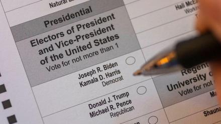 Der Supreme Court hat die Briefwahl und die späte Auszählung in Entscheidungen zu Pennsylvania und North Carolina gestärkt. Hier ein Stimmzettel für die Wahl 2020. 