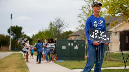 Timothy Dougherty und etwa ein Dutzend anderer Abtreibungsgegner protestieren vor einer Klinik in McKinney, Texas. (Archivbild)