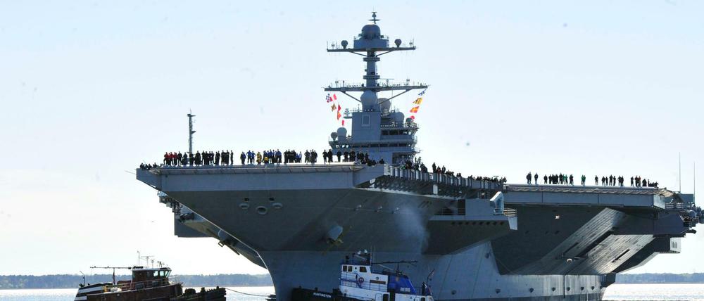 Der US-Flugzeugträger USS Gerald R. Ford verlässt am 08.04.2017 den Hafen von Newport News, USA, für Probefahrten.