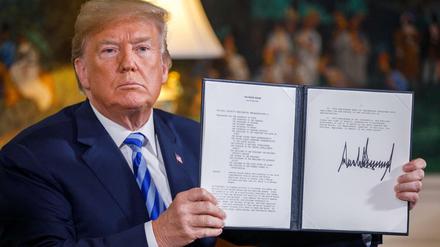 Ausladende Signatur: Donald Trump mit dem Memorandum zum Ausstieg aus dem Ausstieg aus dem Atomdeal.