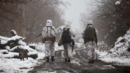 Ukrainische Soldaten an der Trennlinie zu den prorussischen Rebellen. Am Mittwoch verhandeln Moskau und Kiew in Paris.