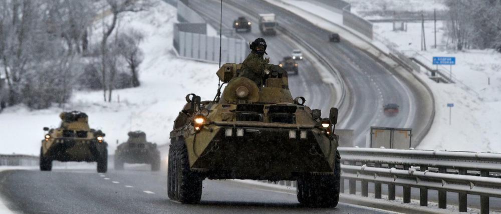 Ein Konvoi gepanzerter russischer Fahrzeuge bewegt sich am Dienstag, den 18. Januar 2022, über eine Autobahn auf der Krim.