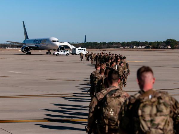 US-Soldaten werden aus North Carolina in den Nahen Osten verlegt. Dort sollen sie amerikanische Militärstützpunkte verstärken.