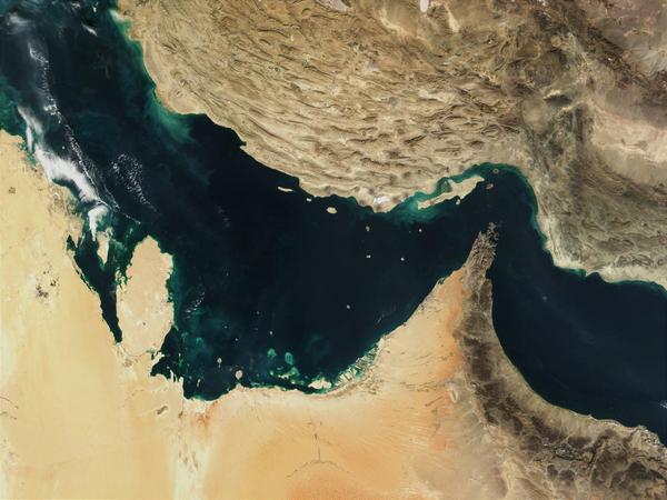 Der Persische Golf, die Straße von Hormus und der Golf von Oman. Die Straße von Hormus ist eine strategisch bedeutende Meerenge zwischen der arabischen Halbinsel und dem Iran. Der Wasserweg verbindet den Persischen Golf mit dem Indischen Ozean. An der engsten Stelle ist er nur rund 50 Kilometer schmal.
