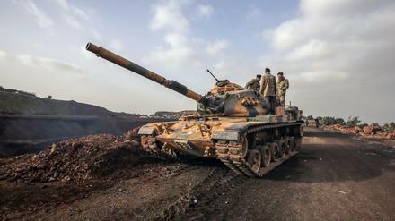 Die türkische Armee hat Truppen an der Grenze zu Syrien zusammengezogen.