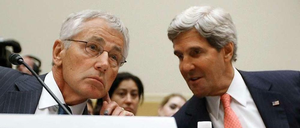 US-Außenminister John Kerry (rechts) mit dem Verteidigungsminister Chuck Hagel während der Sitzung des Ausschusses zur Syrienfrage. 