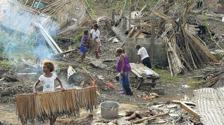 Dorfbewohner in Vanuatu räumen auf, nachdem Zyklon Pam über ihre Insel hinweggezogen ist. Vanuatu 