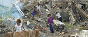 Dorfbewohner in Vanuatu räumen auf, nachdem Zyklon Pam über ihre Insel hinweggezogen ist. Vanuatu 