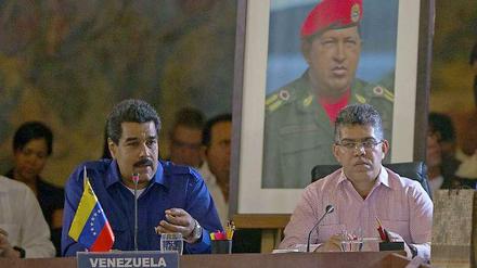 Der neue venezolanische Präsident Nicolas Maduro bei einem Wirtschaftsgipfel in Lateinamerika im Mai 2013. Neben ihm Außenminister Elias Jaua.